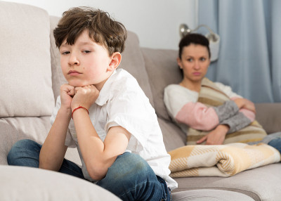 与妈妈意见不合后被冒犯的青少年