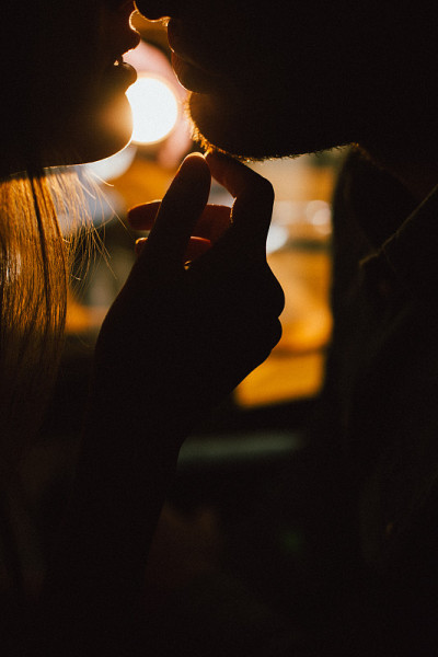 一对可爱的夫妇在咖啡馆休息的照片