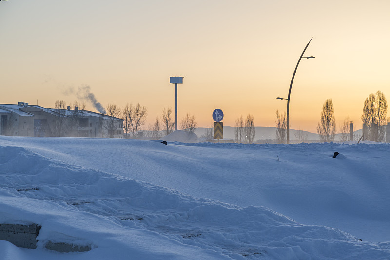 土耳其埃尔祖鲁姆(Erzurum)的早晨下着大雪，路标上写着