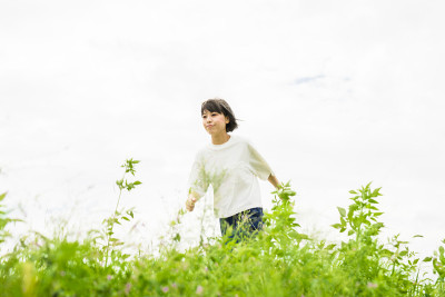 亚洲女孩在绿色的田野自由的气氛