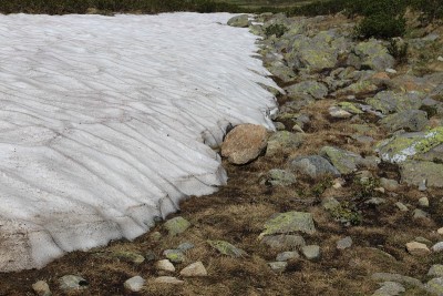 奥地利阿尔卑斯山脉的白色雪地和岩石