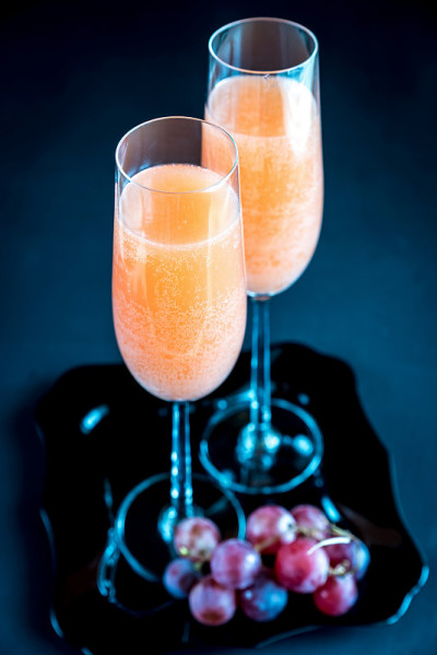 两杯贝里尼鸡尾酒加葡萄