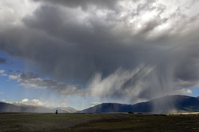 广角视野的雷暴与雨轴和铁砧在山区