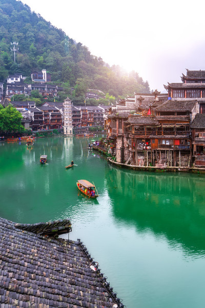 湖南凤凰古城的古民居和古河流