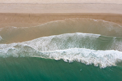 空荡的海滩和海浪的鸟瞰图