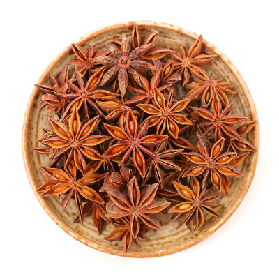 孤立在白色上的八角茴香