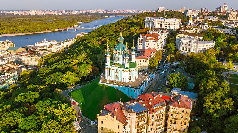 鸟瞰圣安德鲁教堂和Andreevska街，Podol区，基辅市(基辅)，乌克兰