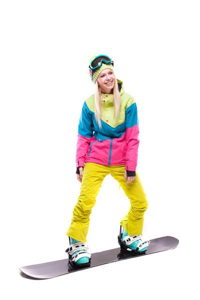 美丽的年轻女子在滑雪服和滑雪眼镜骑滑雪板