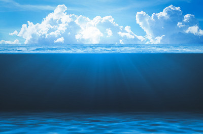 阳光蓝色与泡沫深海或海洋水下背景。