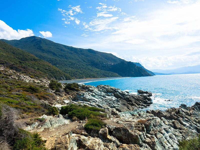 蒙扎附近的地中海岩石海岸线。法国科西嘉岛科斯角半岛