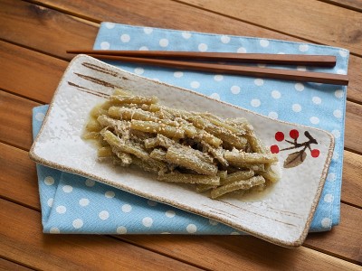 韩国传统食材日本鲈鱼与紫苏籽翻炒