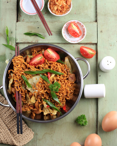 Mie goreng或Stir Fried Egg Noodles是印尼的传统食物，鸡肉、鸡蛋、西红