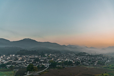 日出时分西递村