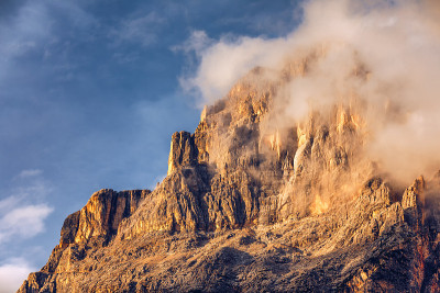安特劳山(Monte Antelao, 3263米)位于圣维托迪卡多尔(San Vito di Ca