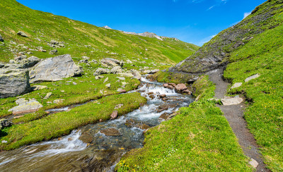 夏日下午，意大利和法国之间的小圣伯纳德山口的美丽风景。