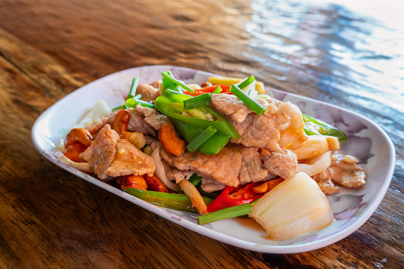 辣猪肉蔬菜沙拉，亚洲风味食物，泰国