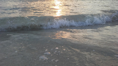泰国苏梅岛查翁海滩日出时的海浪。