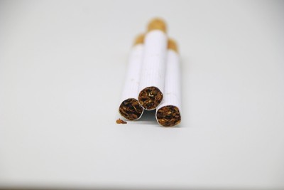 丁香香烟与白色背景的照片