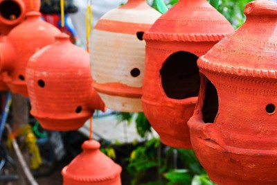 工艺品粘土自然巢穴房子为知更鸟和其他花园鸟类