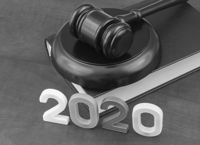 法官用木槌将2020年的书和数字摆到桌面上。
