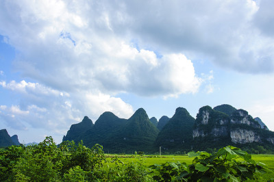 喀斯特山脉和乡村风光