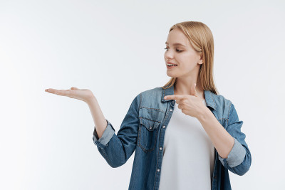 乐观的金发女性孤立地站在白色背景上