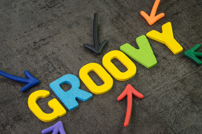 Groovy是一种现代编程语言，用于软件开发或应用程序的概念，多色箭头指向字Groovy的黑色水泥黑