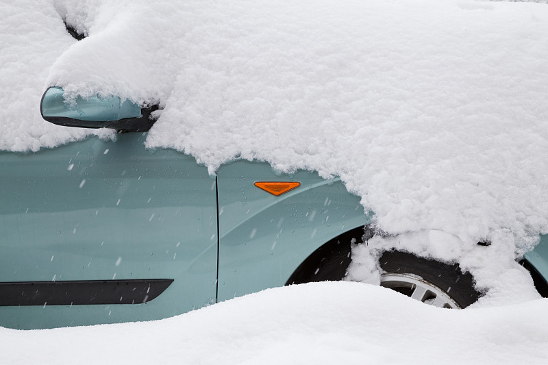 汽车上覆盖着大雪