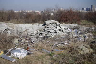 布加勒斯特一个临时避难所附近的空地上散落着垃圾和建筑残骸。