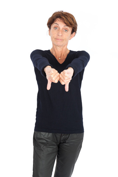 美丽的女人在不同的衣服里有不同的表情