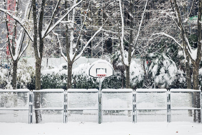 篮球场下了雪