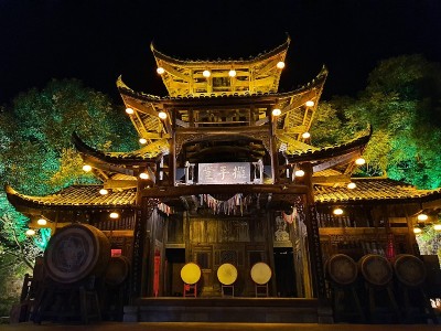 芙蓉古镇夜间灯火通明。