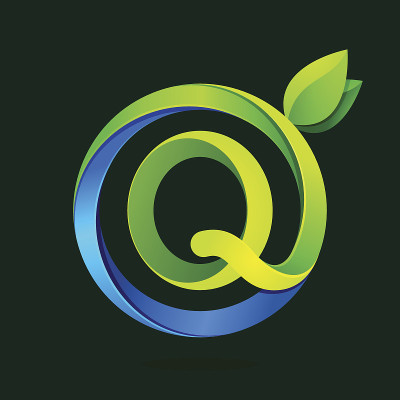 Q字伴着绿叶和水波。