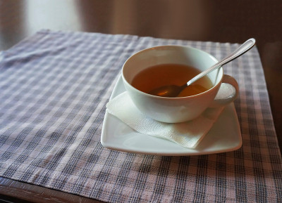 桌上放着一杯茶