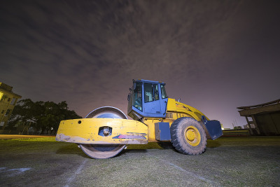 公路建设工程夜间使用的重型机车。
