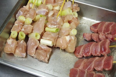 日本餐馆的烤鸡(烧烤前的生肉)
