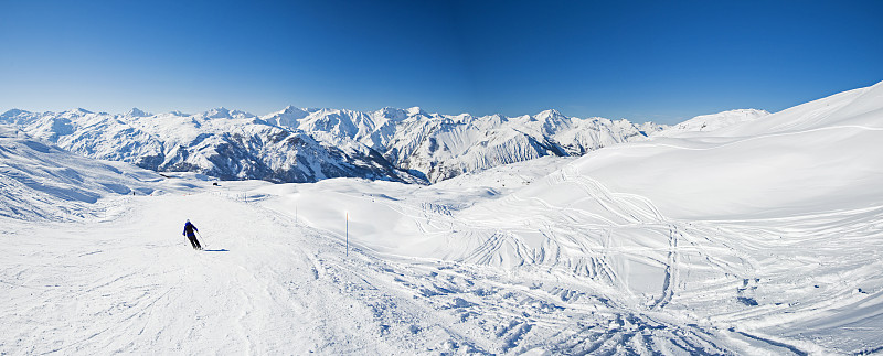 高山滑雪胜地滑雪道上的滑雪者