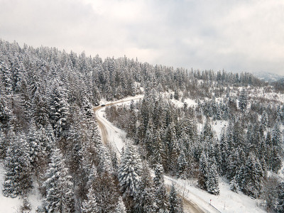 喀尔巴阡山脉积雪道路的鸟瞰图