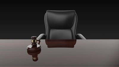 法官木槌和椅子前3d渲染