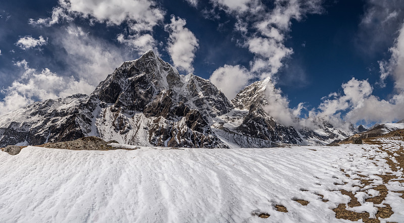 喜玛拉雅山的景观有Cholatse峰和Taboche峰