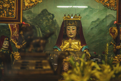 越南中部的会安街道和运河