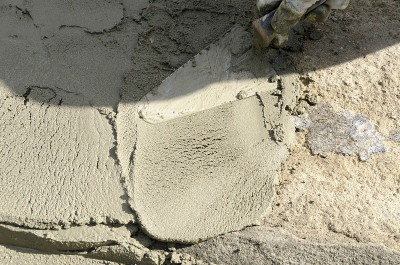 在建筑工地上扔水泥的工人