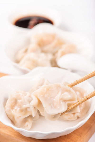新鲜，美味的水煮猪肉，虾饺，白底酱油和筷子，近距离，生活方式。自制的设计理念。