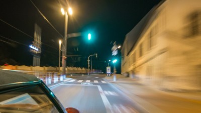 汽车在夜晚高速行驶，街道时间推移，超速行驶