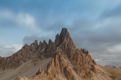 美丽的山峰和山峰的白云石