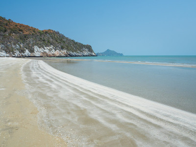 泰国南部海边的美丽沙滩风景。