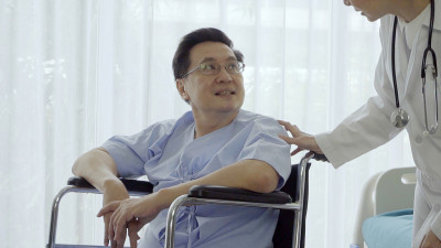 医生在医院或诊所照顾病人。医疗保健的概念。