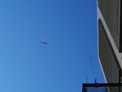 在大楼上空低空飞行的客机