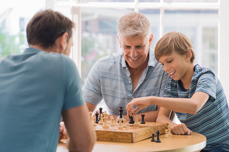 家人下棋