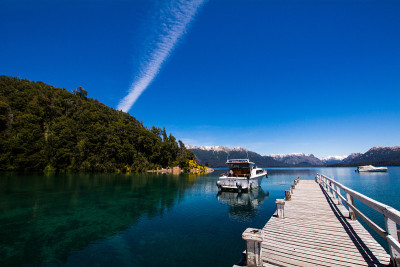 山和湖，夏季景观。